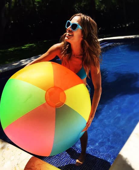 Los colores brillantes son ideales para el verano. El color azul es uno de los más solicitados y funciona perfecto para looks informales.