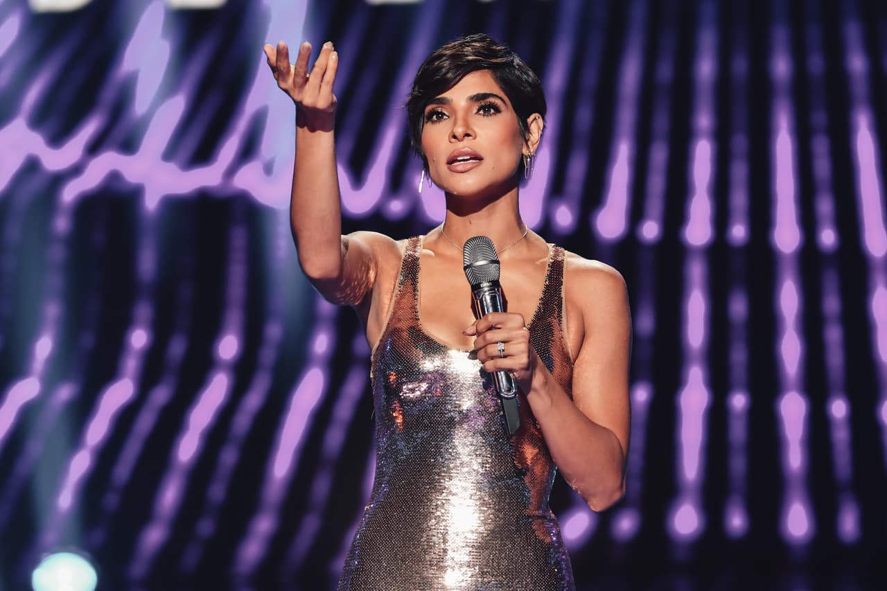 Alejandra completó el outfit con unos discretos aretes de brillantes, de la colombiana María Paola.