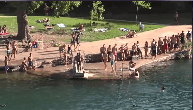 Varias piscinas públicas de Austin reabren con algunos cambios para evitar contagios por coronavirus 