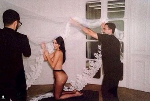 Kim Kardashian se sabe hermosa, por lo que no teme en mostrar su cuerpo tal y como es ante las cámaras. Aquí en una sesión fotográfica para el diseñador italiano Riccardo Tisci.