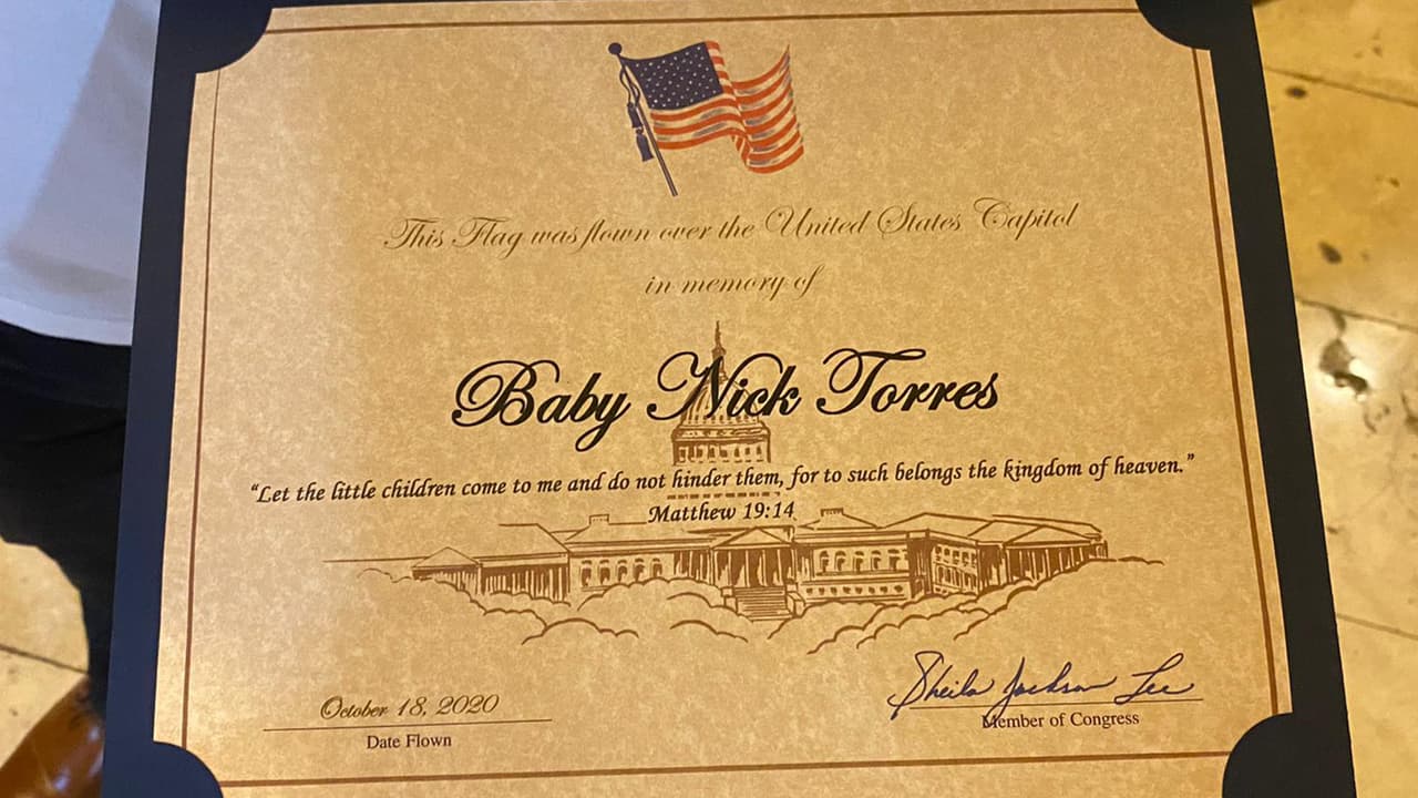 También les hizo entrega de otro documento que certifica la entrega de la bandera de Estados Unidos.