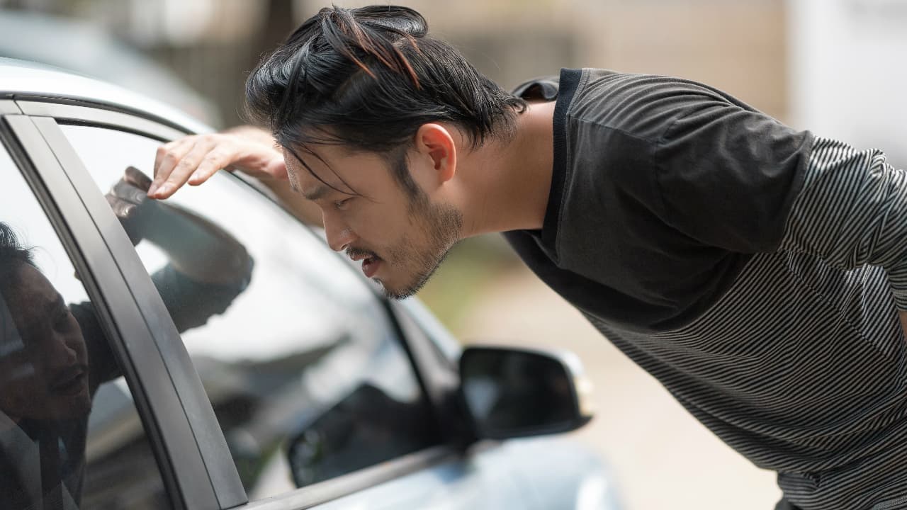 Nadie está exento de dejar las llaves al interior del auto y que éste active sus seguros una vez que estés afuera. La American Automobile Association (AAA) recibe cerca de 4,000,000 de llamadas anuales relacionadas a este contratiempo. Es una situación más común de lo que parece, pero afortunadamente tenemos los siguientes consejos, que te ayudarán a salir más pronto de este incidente.