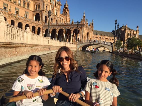 Remando con sus amores por la plaza España.