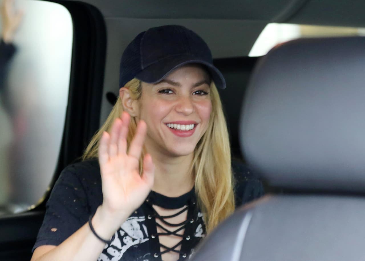 La cantante colombiana Shakira y el futbolista español Piqué cumplen años el mismo día, aunque ella le lleva 10 años.