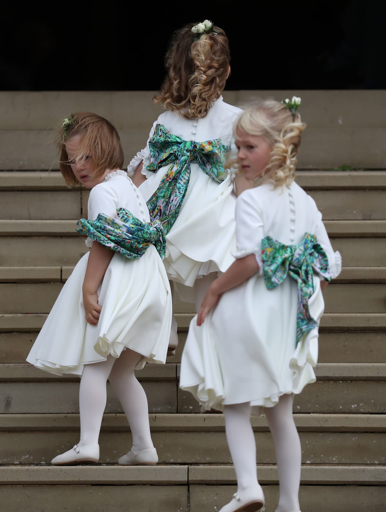 Las otras damitas de honor, Mia Tindall e Isla Phillips, hicieron una pausa antes de retomar la acción.