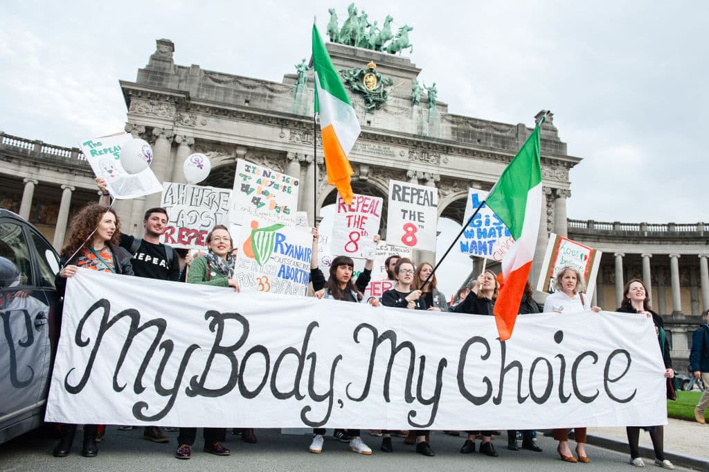 Los irlandeses deciden si derogan su restrictiva ley antiaborto en histórico referendo
