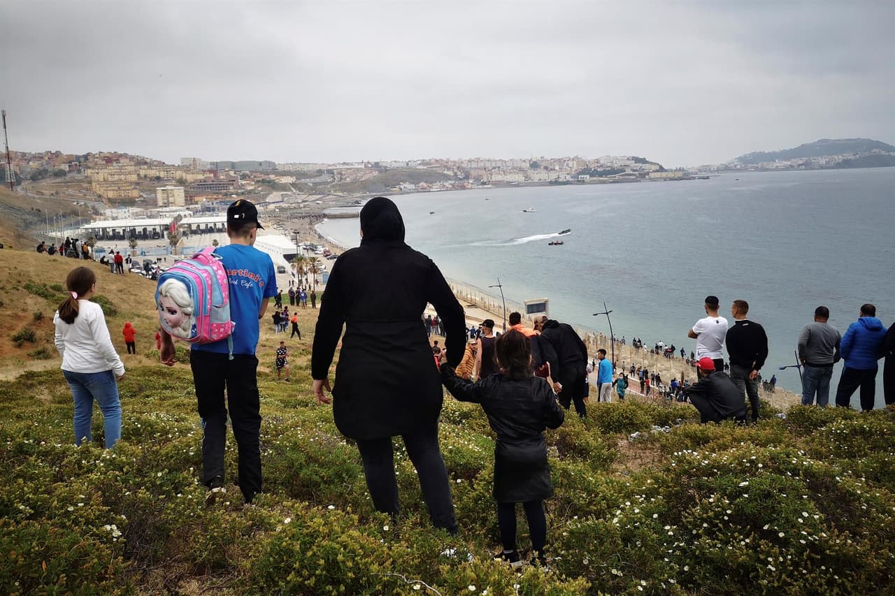 Una mujer de Fnideq relató a la agencia EFE que su hijo de 15 años entró en Ceuta como quien comete una travesura, acompañado de sus amigos. "En cuanto me avisaron mis vecinas, fui corriendo hasta la playa de Ceuta para buscar a mi hijo", narró. Los soldados españoles comenzaron a regresar a las personas que cruzaron este martes.