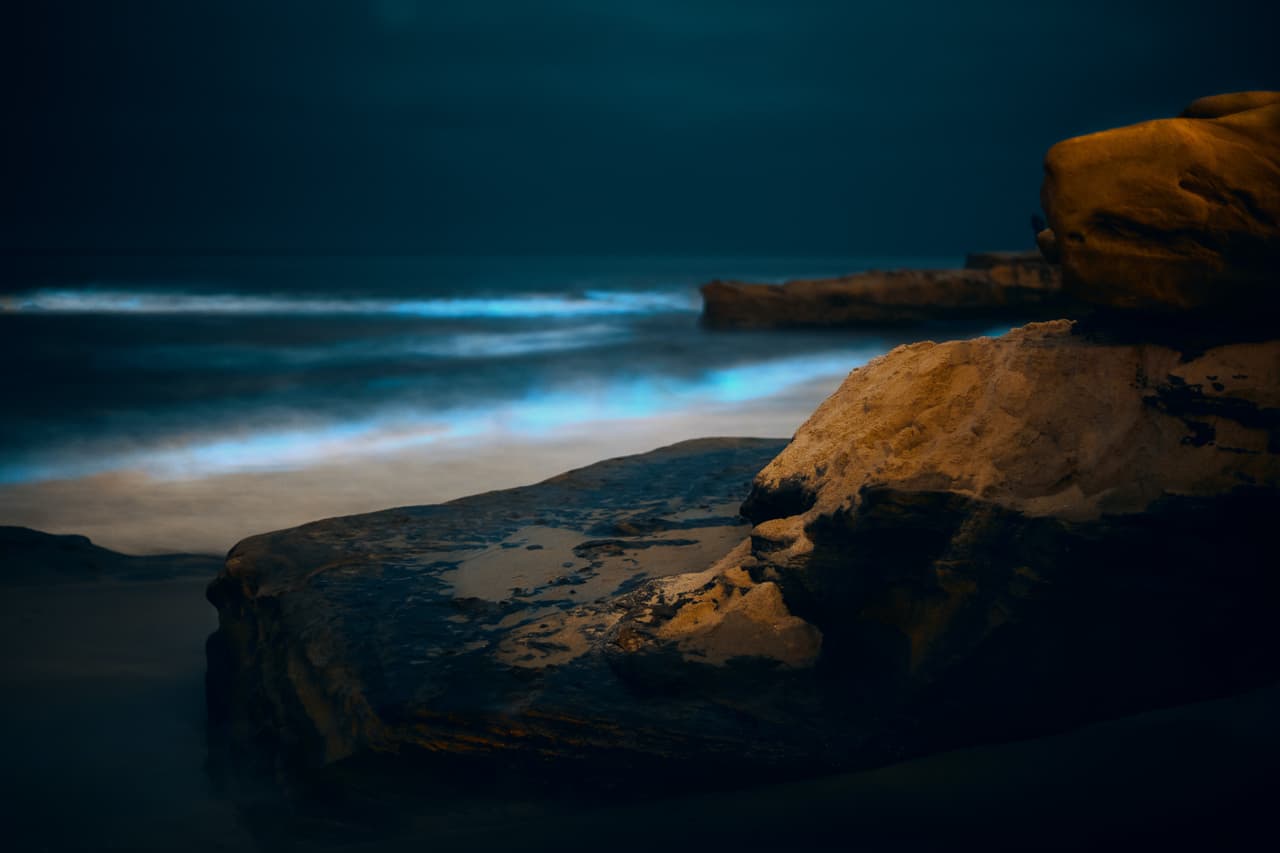 Un fenómeno natural llamado bioluminiscencia trae colores azules brillantes a las costas del sur de California. Esta foto fue tomada en La Jolla, San Diego, por un fotógrafo aficionado.