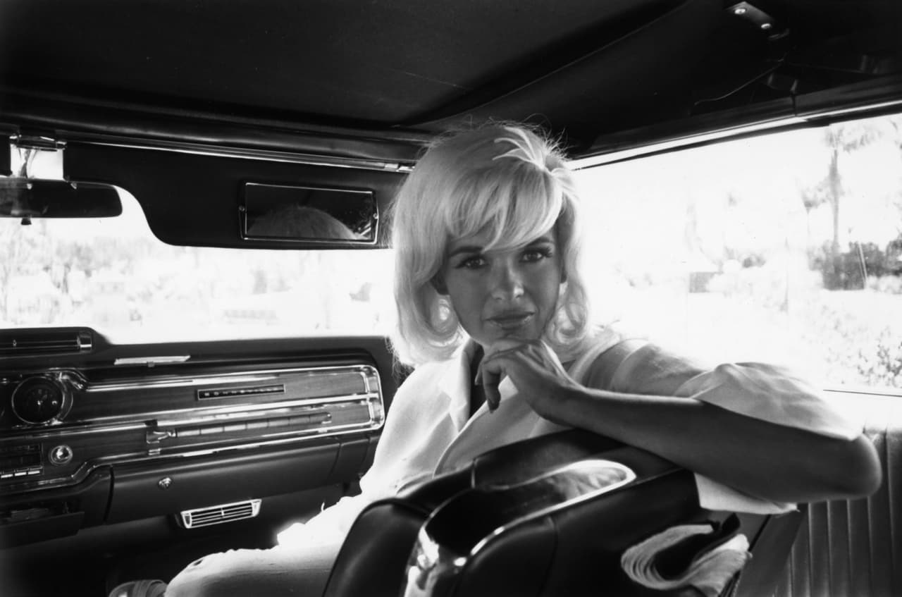 <b>El Buick Electra 225 de 1966 en que perdió la vida Jayne Mansfield</b>
<br>
<br>En la noche del 29 de junio de 1967,
<a href="http://www.univision.com/noticias/accidente-de-trafico/la-horrible-muerte-de-esta-actriz-de-hollywood-salva-vidas-50-anos-mas-tarde" target="_blank"> <b>Jayne Mansfield</b></a> viajaba desde Biloxi, Mississippi, a Nueva Orleans, Louisiana, para cumplir compromisos con un club nocturno.
<br>
<br>En el asiento delantero del enorme Buick Electra 225 de 1966 viajaban la voluptuosa rubia, su abogado y amante Sam Brody y el dueño del auto contratado para realizar el viaje. En el asiento trasero viajaban los tres hijos menores de Mansfield, entre ellos su hija de poco más de tres años 
<b>Mariska Hargitay</b>, quien hoy es la protagonista de la serie televisiva 
<b>Law & Order SVU</b>.