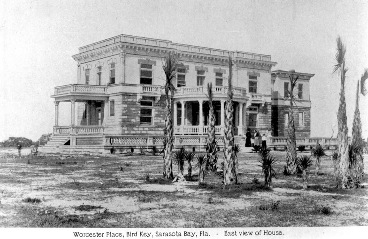 <b>Warren G. Harding, <i>John Ringling Estate</i></b>. El empresario de circos John Ringling compró el Cayo Bird en Sarasota, Florida, en 1920. Allí construyó el New Edzell Castle, para que sirviera de residencia presidencial de inverno de Warren G Harding, lo que ayudaría a promocionar sus inversiones inmobiliarias en la zona. Según el propio Ringling el presidente Harding “mostró un entusiasmo de niño grande al contemplar sus vacaciones en Sarasota y esperaba disfrutarla como su refugio de descanso”.