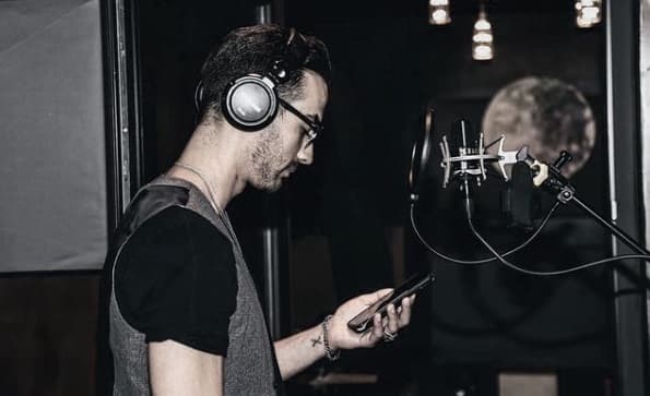 La multidisciplinaria trayectoria artística de Michel también ha tocado el ámbito musical, pues el joven se preparó en el Musician Institute de Los Ángeles California.