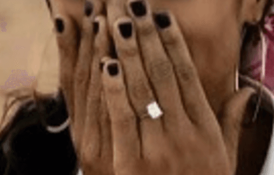 Un anillo que ella misma describió durante una llamada con sus compañeros como "demasiado hermoso, irreal", y que ahora muestra con emoción en sus redes sociales,