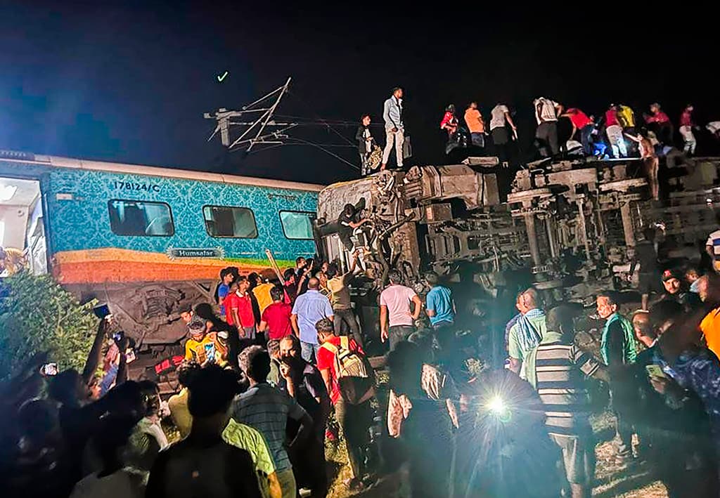 Cesa la búsqueda de sobrevivientes: hay más de 280 muertos y 900 heridos tras el choque de dos trenes de pasajeros en India
