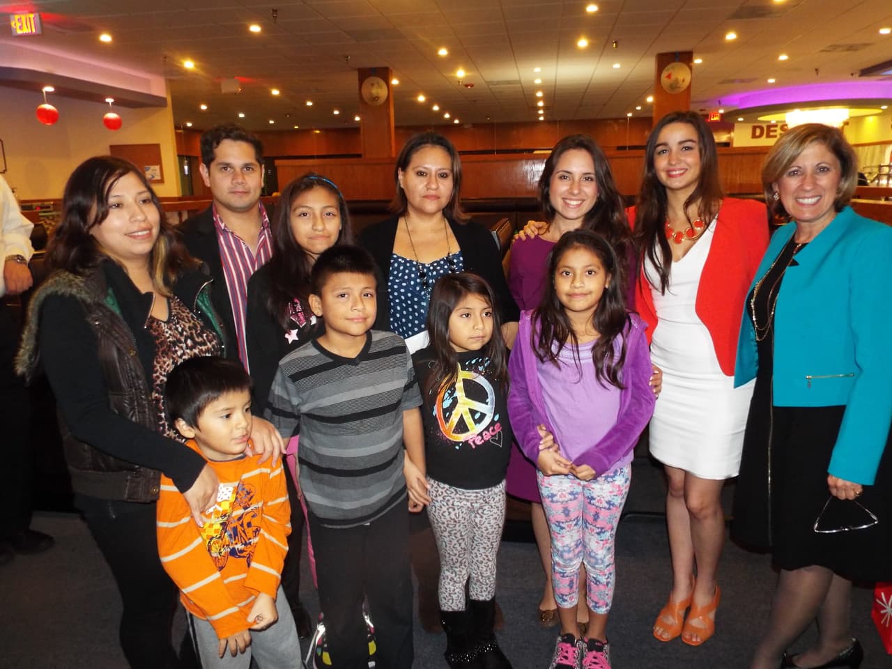 El equipo de Univision 40 les brindó a ocho familias una noche llena de alegría en 2014.