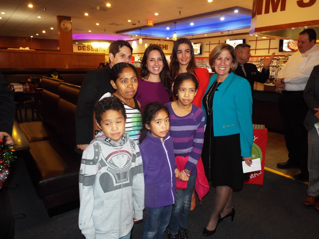 El equipo de Univision 40 les brindó a ocho familias una noche llena de alegría en 2014.