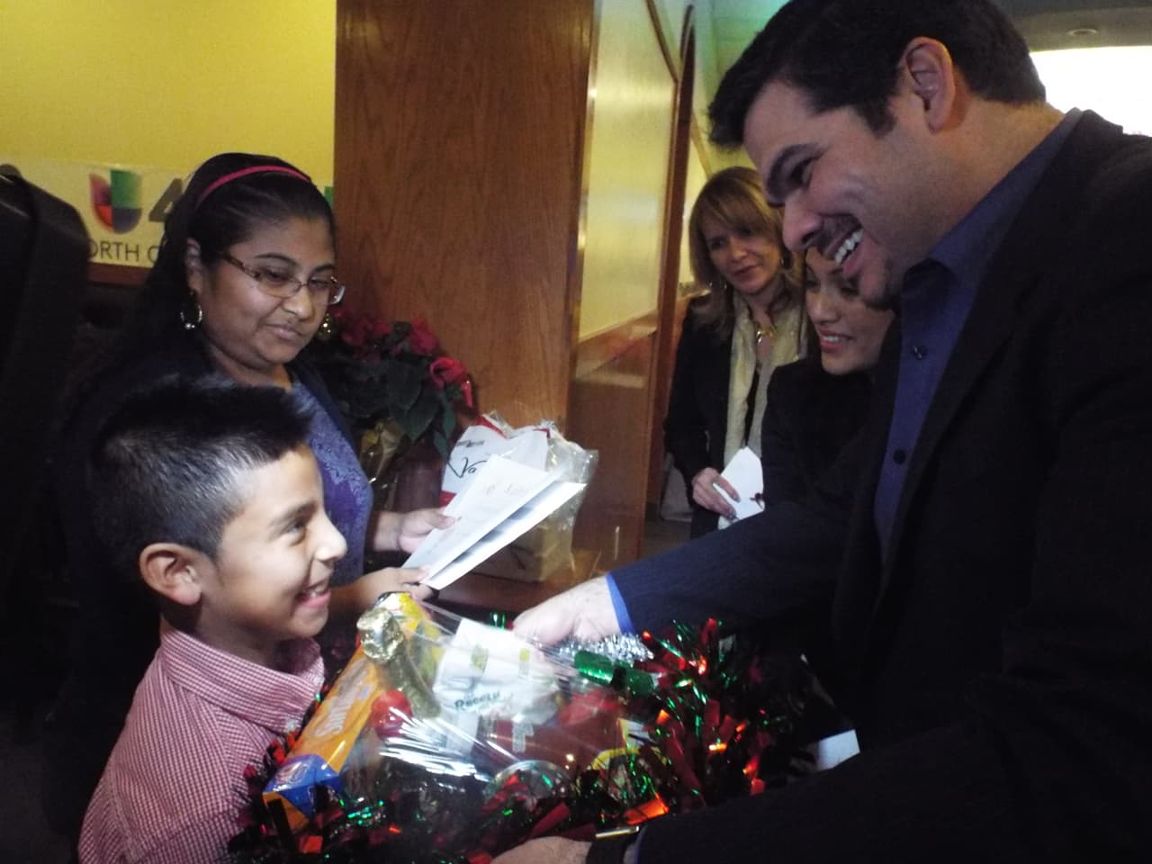 El equipo de Univision 40 les brindó a ocho familias una noche llena de alegría en 2014.