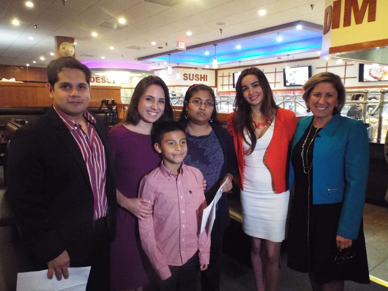 El equipo de Univision 40 les brindó a ocho familias una noche llena de alegría en 2014.