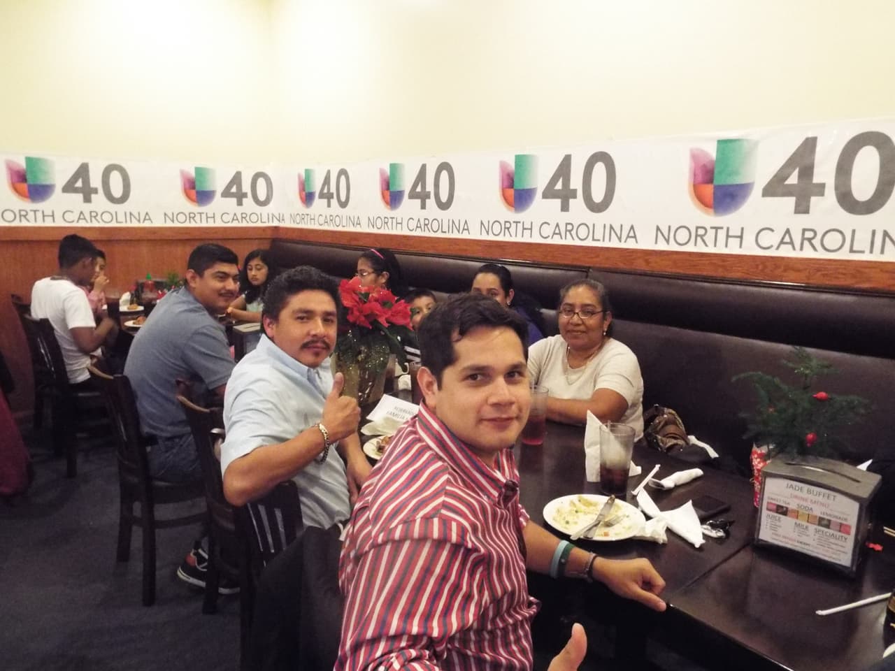 El equipo de Univision 40 les brindó a ocho familias una noche llena de alegría en 2014.