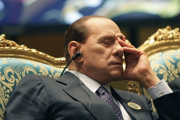 Berlusconi no sólo se quedó un instante dormido, sino que incluso no encontraba cómo acomodarse para sostenerse la cabeza.