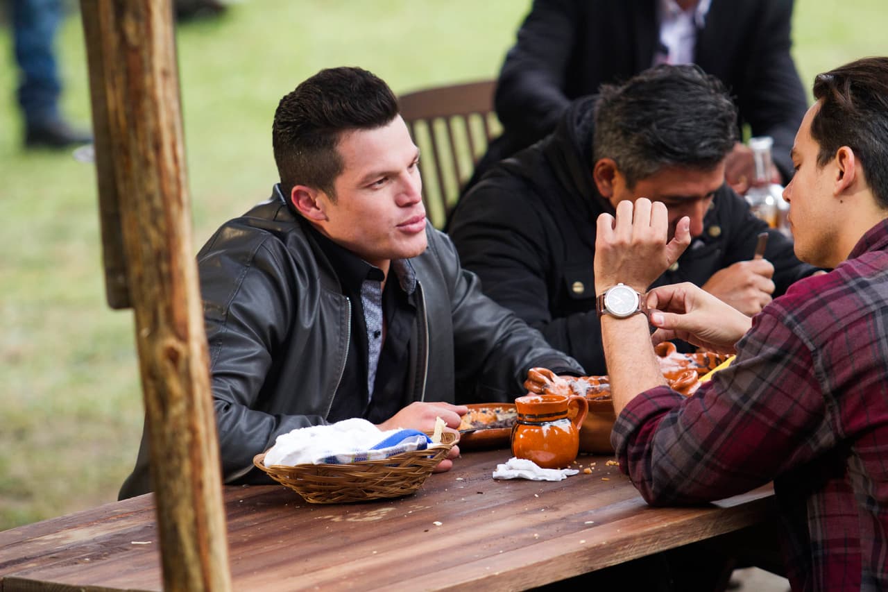 Ahora era visto como el hombre favorito de
<b><a href="http://www.univision.com/series/la-piloto/alejandro-nones-es-oscar-lucio">Óscar Lucio.</a></b>