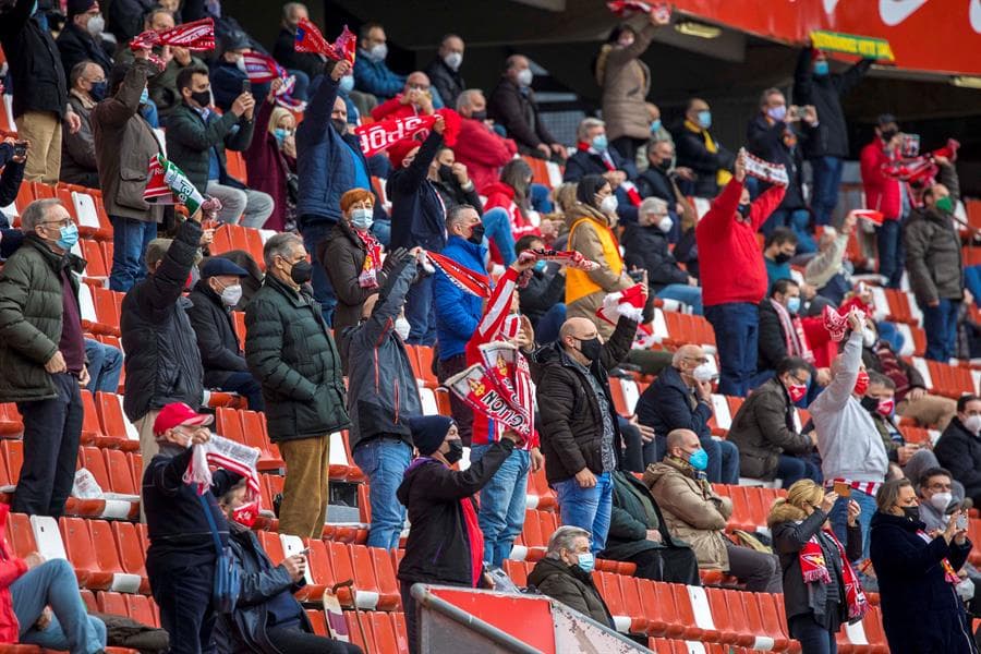 Real Betis se impone 2-0 ante el Sporting de Gijón en las eliminatorias de la Copa del Rey. Sergio Canales anotó el primer gol de penal, segido de Rodrigo Sánchez Rodriguez para dar la victoria a los verdiblancos. El partido tuvo una asistencia de 300 personas.