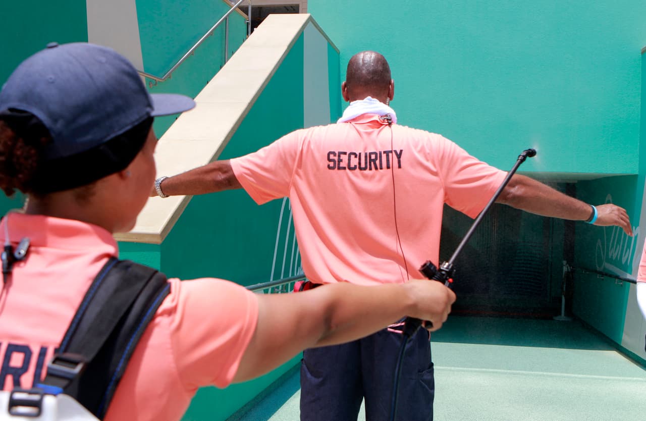 Un total de 46.5 millones de personas en California, Arizona, Nevada y zonas de Utah se encuentran bajo un aviso de calor o una advertencia de calor excesivo, dijo el NWS en un
<a href="https://twitter.com/NWSWPC/status/1405248911556501508?s=20" target="_blank">tuit</a>. Para los que se encuentran en estas zonas, la agencia recomienda mantenerse hidratados y en un lugar con aire acondicionado durante el mayor tiempo posible esta tarde y noche.