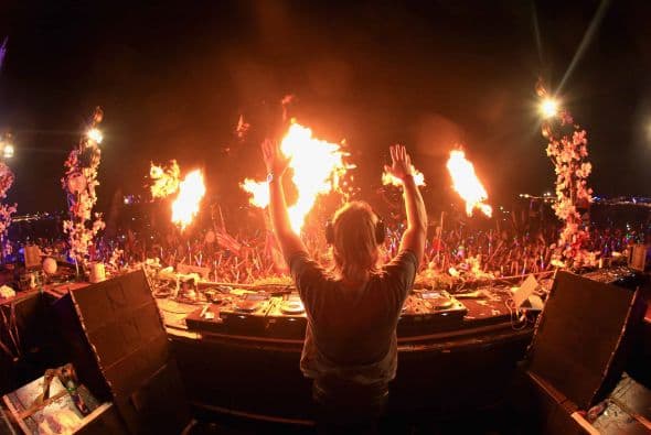 Se acerca el verano y muchos se preparan para los grandes festivales musicales de la temporada. En California, Coachella domina la taquilla, pero 'The Tomorrow World Electronic Music' parece ser una fuerte competidor. Te compartimos algunas fotos del festival de música electrónica durante su última edición en Chattahoochee Hills. La fiesta reunió a los mejores Dj’s y atrajo público de cada rincón del planeta. ¿Crees que este festival sea mejor que el del Valle de Indio?