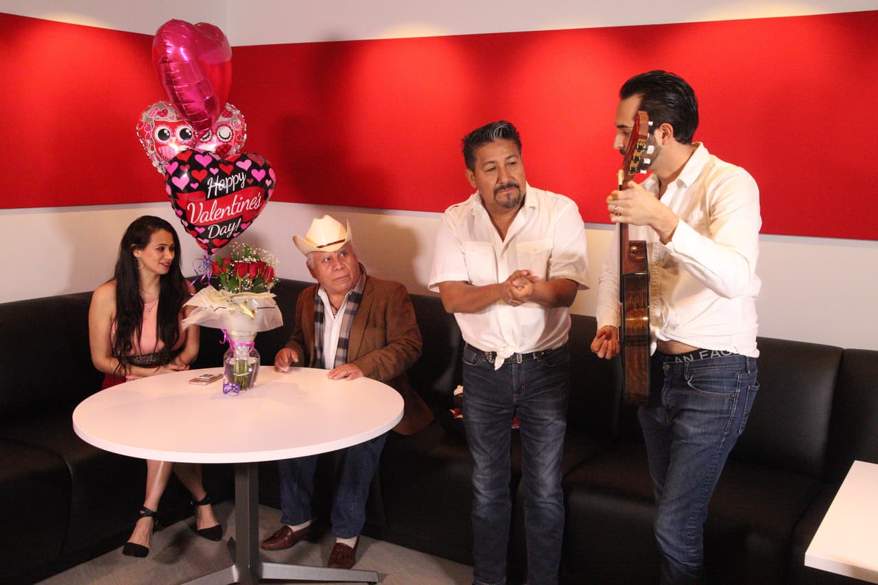 El Feo y su 'compa' llegaron para enamorar con sus canciones a la nueva pareja.