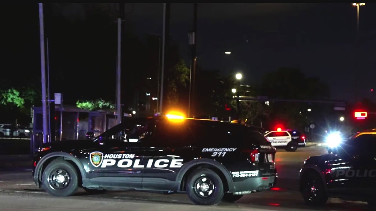 Muere hombre atropellado por dos conductores que huyeron en el centro de Houston