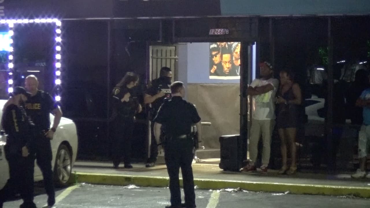 Tres enfermeras de vacaciones salvan la vida a un DJ tras ser baleado en un club al suroeste de Houston
Balean al DJ de un club al suroeste de Houston: Tres enfermeras estaban de vacaciones y lograron salvarle la vida