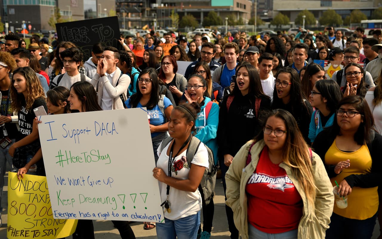 Los estudiantes hispanos dejaron sus escuelas para protestar contra la remoción de DACA