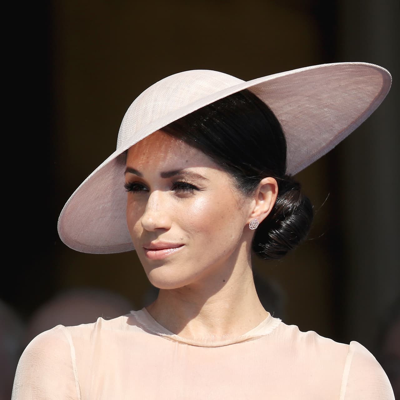 En su siguiente aparición, Meghan usó más mascara en las pestañas, tonos rosados tanto en las mejillas como en los labios.