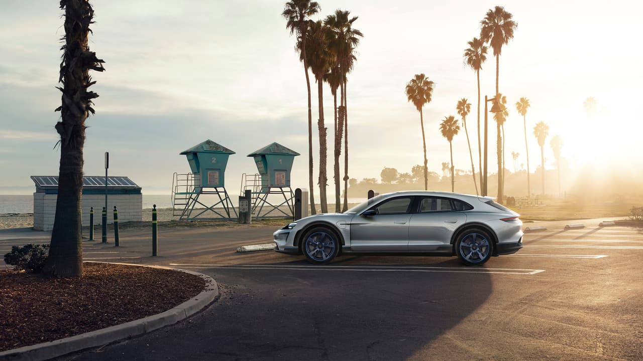 Porsche se refiere al Mission E Cross Turismo como una crossover, pero un simple vistazo revela una copia al carbón, un poquito más alzada, de la techo largo 
<b><a href="https://www.univision.com/noticias/porsche/porsche-panamera-sport-turismo-2018-finalmente-un-porsche-familiar-para-quienes-les-gusta-manejar-cerca-del-asfalto-fotos" target="_blank">Porsche Panamera Sport Turismo</a></b>. En todo caso, e sin importar como Porsche la quiera calificar, es claro que el constructor está en la pista correcta. En Europa, la porción de los modelos electrificados de las ventas totales del Panamera, sobrepasan el 60%.