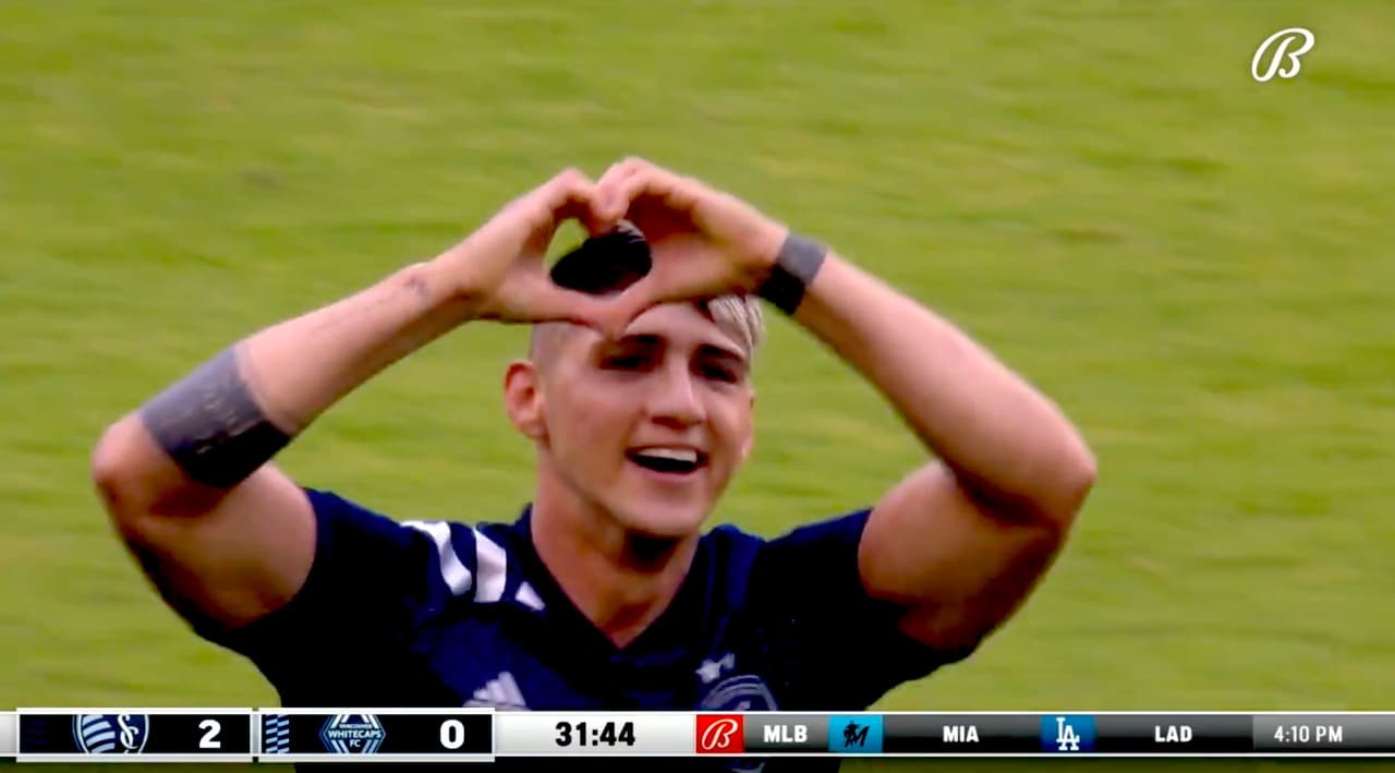 Alan Pulido puso el 2-0 de Sporting KC con gran definición