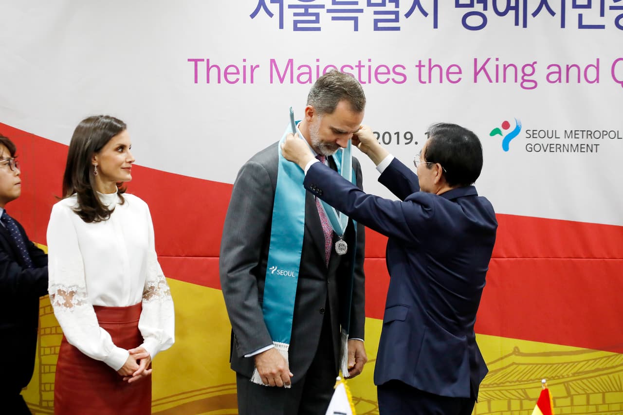 La primera en usarla fue la reina Letizia este jueves durante un evento en Corea del Sur, en el que ella y su esposo, el rey Felipe, fueron nombrados ciudadanos honorarios de Seúl.
