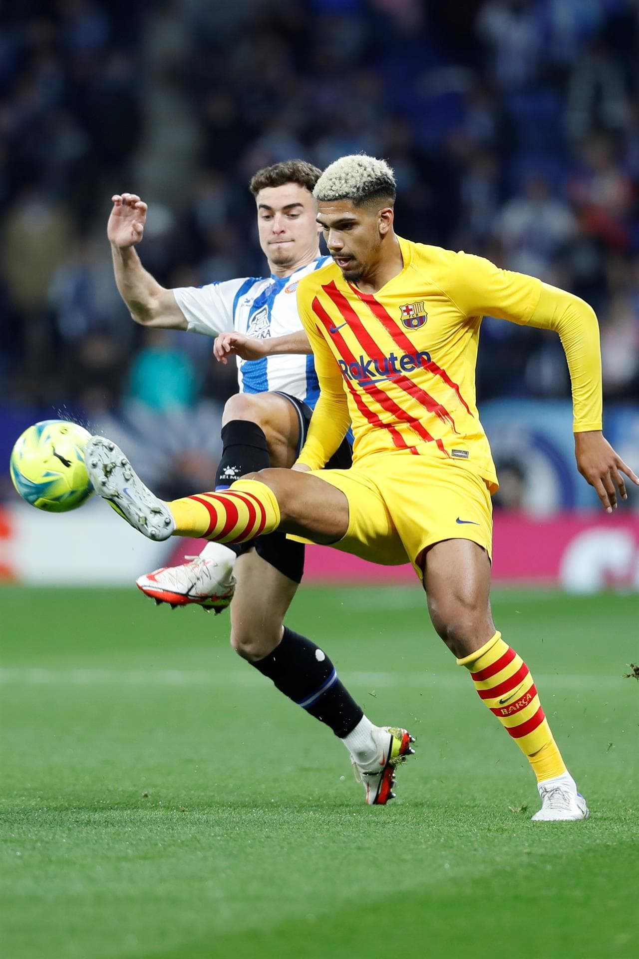 Barcelona hace empate de último minuto ante el Levante 2-2 durante la J24 en La Liga. Pedri abrió el marcador a favor de los culés, pero Sergi Darder y Raúl de Tomás pusieron arriba a los locales y, en el 90+2' Luuk de Jong salvó al equipo de Xavi con golazo.