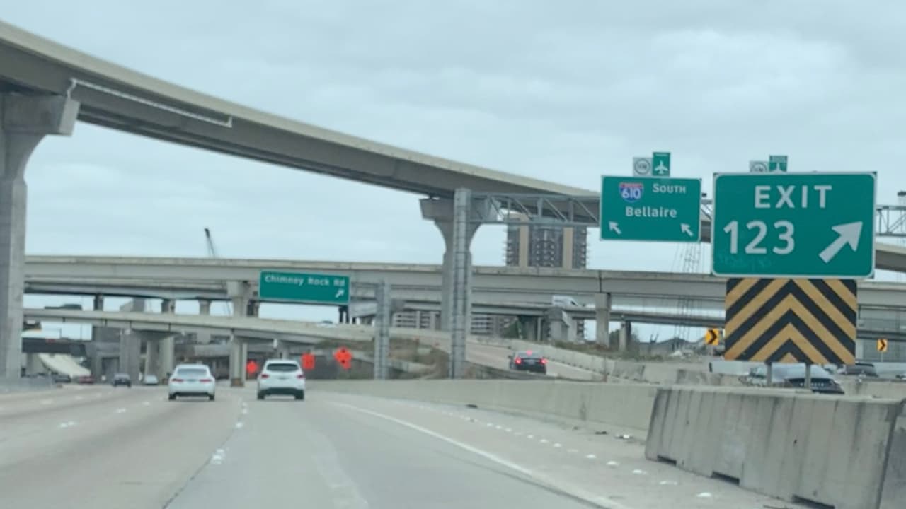 Si hay un vehículo de emergencia o una patrulla a la orilla de una carretera, le regla es que hay que disminuir la velocidad 20 millas de la marcada y no circular por el carril de al lado.