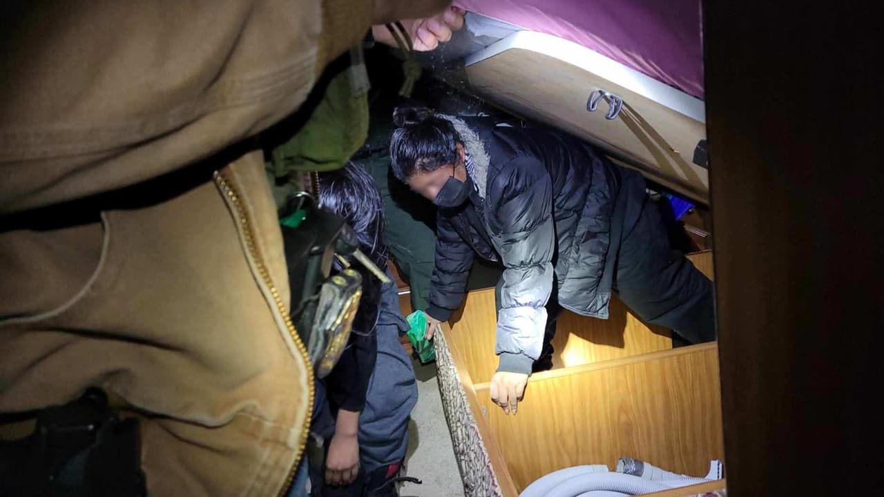 El conductor y el pasajero, ambos ciudadanos estadounidenses, fueron arrestados.