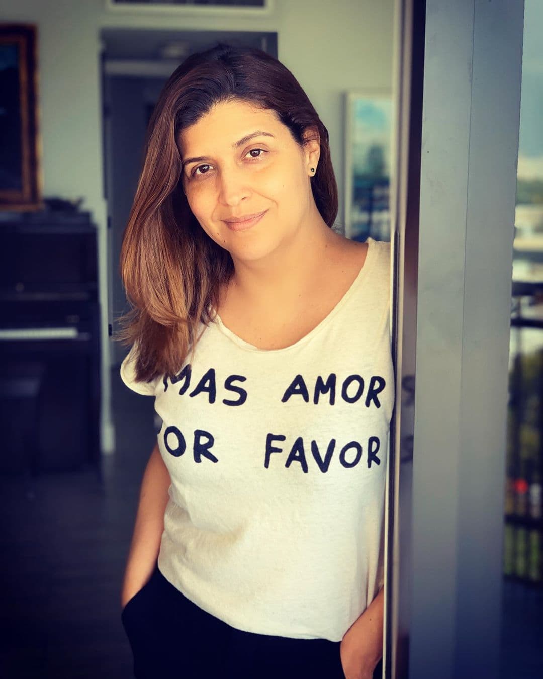 La playera de Marcela Sarmiento es muy clara y atinada en lo que nos dice. Más amor es necesario siempre, pero clave en un momento como el que estamos pasando.