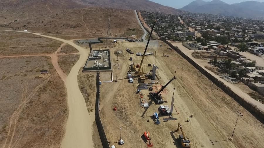 Panorámica del sitio de Otay Mesa donde se construyen los prototipos junto al valla metálica.