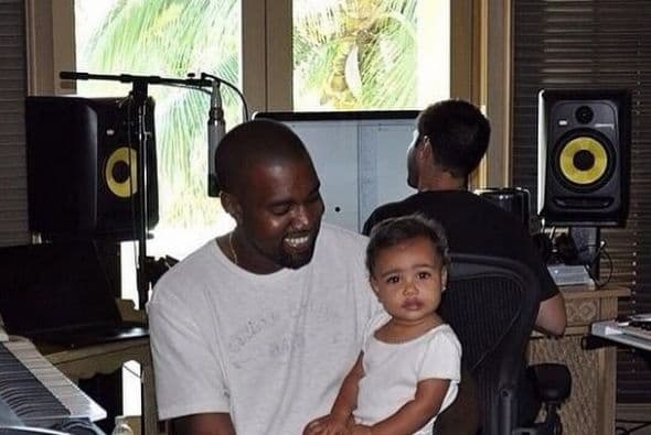 Nori sí que hace sonreír como loco a su papi.