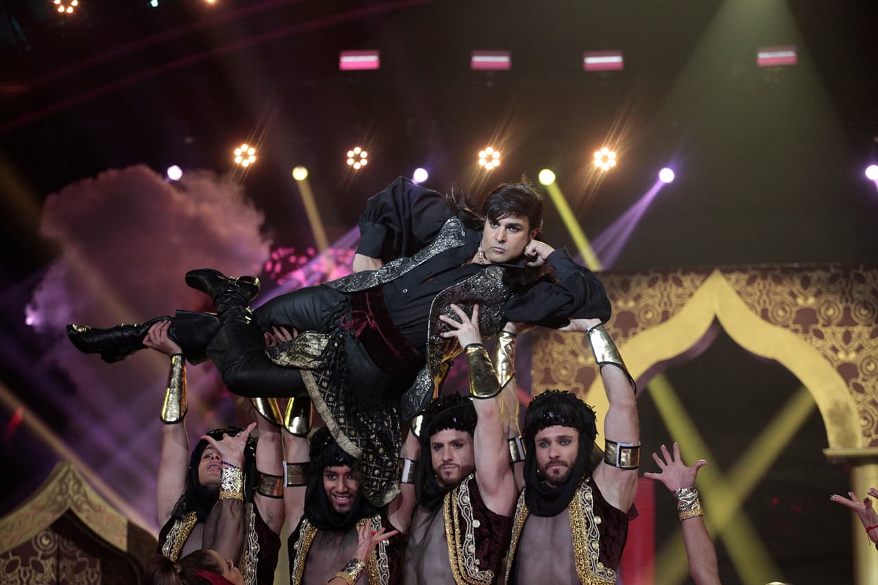 La coreografía incluía que el juez fuera cargado por sus bailarines.