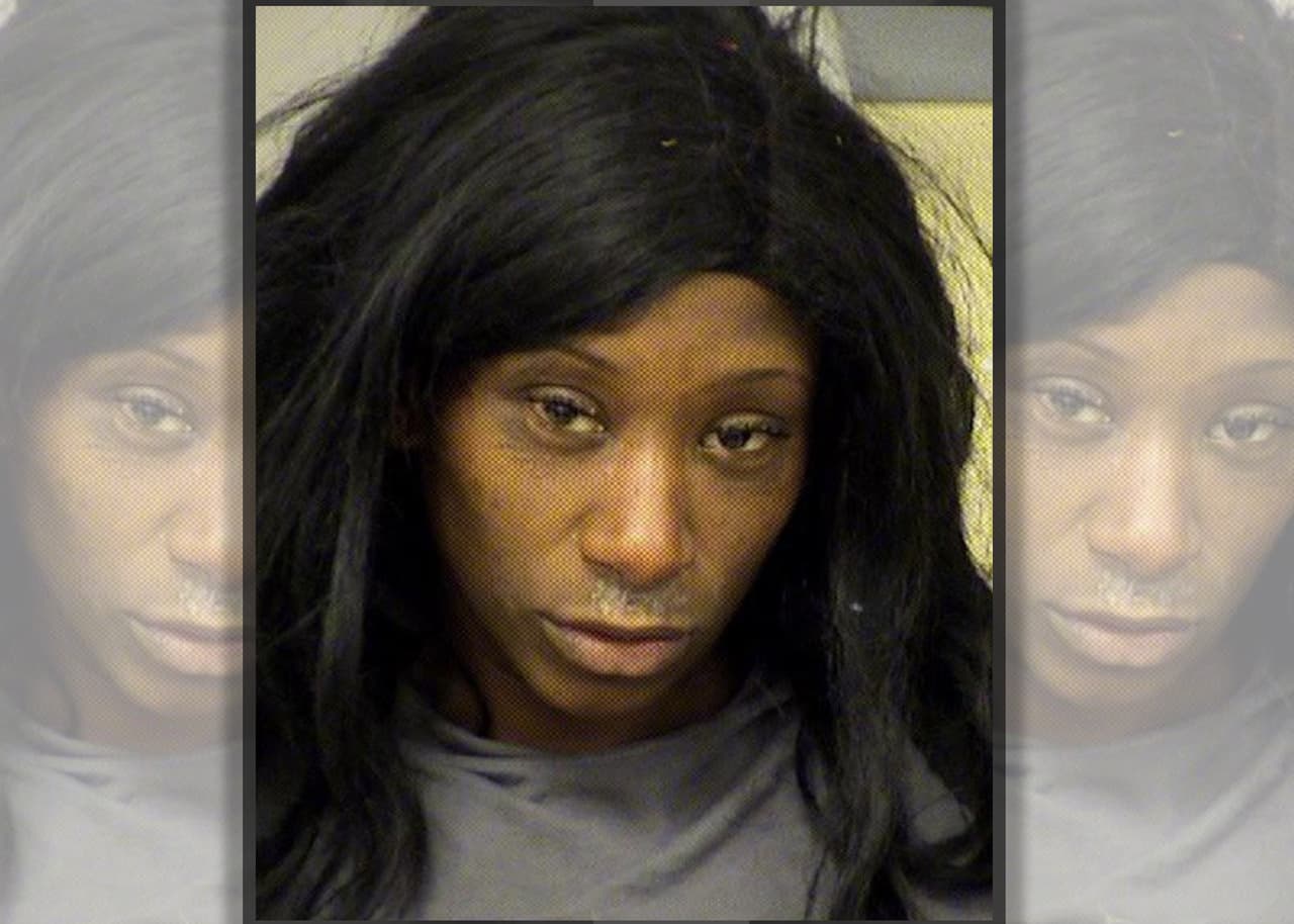 Acusan a mujer de bailar semidesnuda en el estacionamiento de un H-E-B y escupir a un oficial