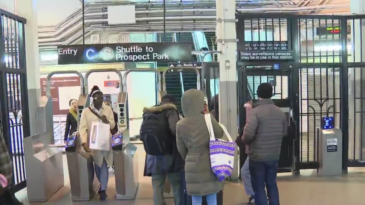 Arrestan y acusan de homicidio a sospechoso de arrojar a hombre a vías del subway en NY