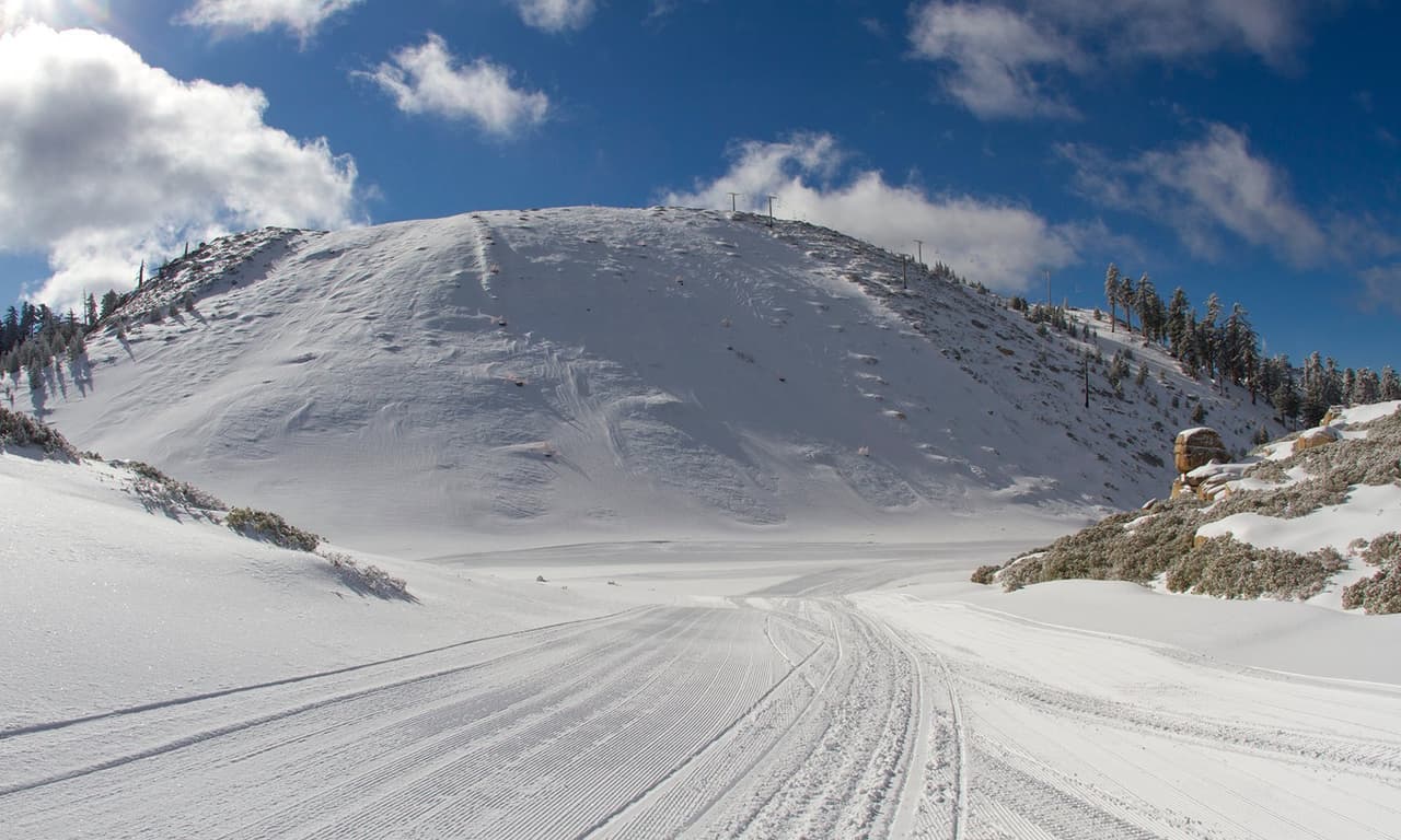 Snow Valley Mountain compartió una postal de la nieve fresca que se acumuló en el resort de montaña en Running Springs, en las montanas de San Bernardino.