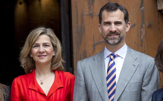 Otros eran los tiempos cuando el Rey Felipe de España y su hermana, la Infanta Cristina, eran alegres cómplices inseparables. Los problemas comenzaron cuando Felipe se casó con Letizia, que le cayó muy mal a la entonces Duquesa de Palma de Mallorca; luego, el marido de ella, Iñaki Urdangarín, resultó implicado en un tremendo fraude. Actualmente, el Rey no le dirige la palabra a su hermana y además la despojó de sus títulos nobiliarios.
