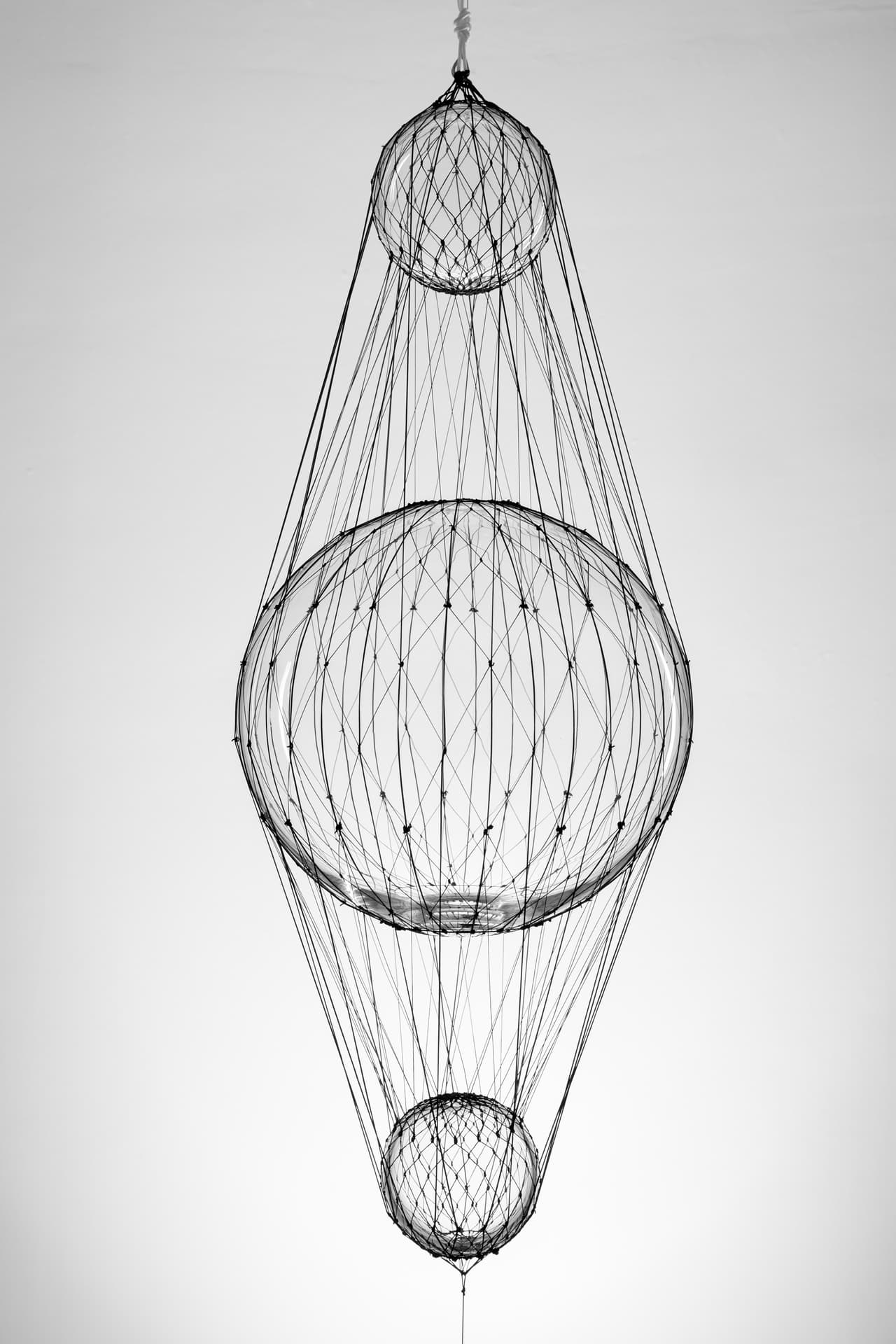 <b>Tomás Saraceno</b>
<br>
<i>Argentina</i>
<br>Serpens Aeroolares, 2018
<br>Esther Schipper
<br>Escultura: esferas de vidrio soplado a mano, cuerda de poliéster y cuerda de terciopelo
<br>Tamaño: 30.1 × 11.8 × 11.8 pulgadas
<br>Miami Beach Convention Center | H15