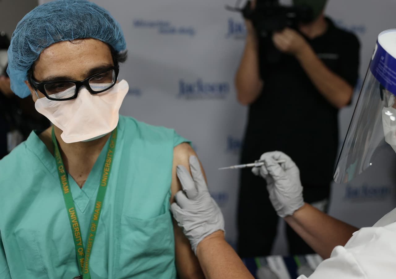 El Sistema de Salud Jackson anunció que de ahora en adelante pedirá a las personas prueba de que viven en los Estados Unidos para ponerles la vacuna contra el coronavirus.
<br>