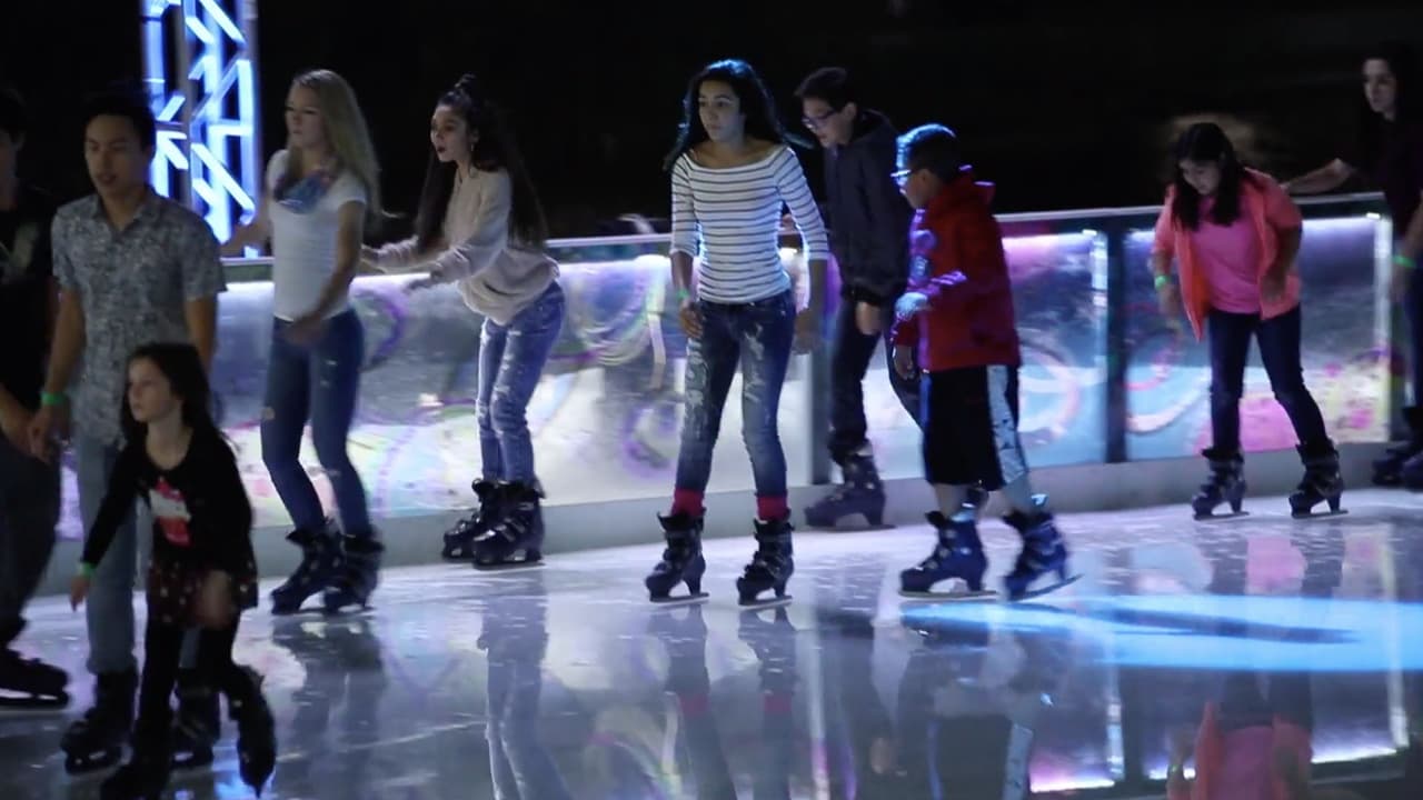 El horario de la pista de patinaje sobre hielo es de lunes a viernes: de 5:00 p.m. a 10:00 p.m.
<br>Los viernes abren hasta las 11 p.m.
<br>Sábado y vacaciones escolares de 11:00 a.m. a 11:00 p.m.
<br>Domingo de 11:00 a.m. a 8:00 p.m.