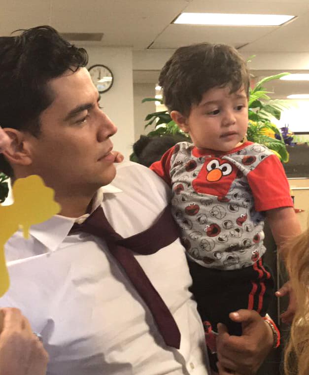 Su pequeño hijo Joshua llegó de visita, a él le encanta acompañar a su papi a todos lados.